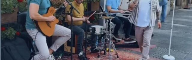 FILIP MITROVIĆ ODRŽAO HUMANITARNI KONCERT U KNEZ MIHAJLOVOJ: Pevač u centru Beograda oduševio prolaznike (VIDEO)