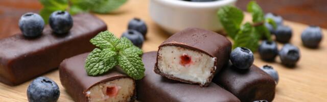 Desert koji svi prave ovog leta: cheesecake ledene pločice bez šećera osvajaju internet