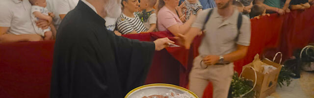 RADOSNA VEST ZA SVE KOJI ČEKAJU DA SE POKLONE POJASU PRESVETE BOGORODICE: Sa Svete gore stigla nova količina osveštanih trakica (VIDEO)