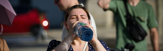 "Prestanite da pijete vodu iz plastične flaše" Doktor upozorio na štetnost plastike, evo šta je rešenje tokom vrućine