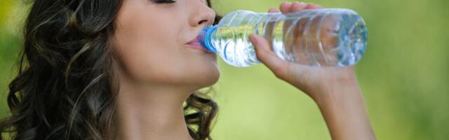Ako danima pijete vodu iz iste plastične flaše, odmah je bacite: Lekari upozorili kad više nije bezbedna