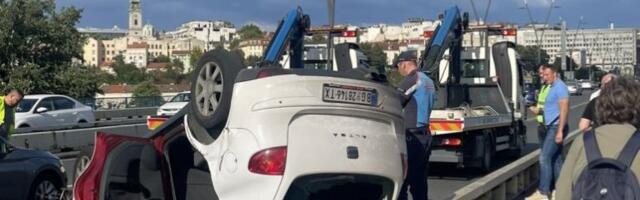 PREVRNUO SE AUTO NA BRANKOVOM MOSTU! Teška nesreća paralisala saobraćaj, policija na licu mesta (FOTO)