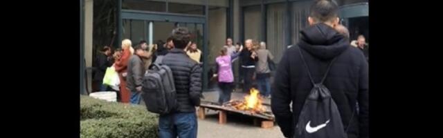 Palili badnjak ispred zgrade opštine?! (VIDEO)