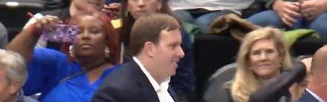 NIJE MU BILO SVEJEDNO: Navijači udarili na vlasnika kluba - Dončićev trejd ne mogu da mu oproste! (VIDEO)