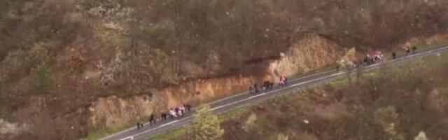 SNIMAK IZ DRONA; Narod sa KiM pešači po snegu ka Beogradu: Ovo je ljubav prema Srbiji (VIDEO)