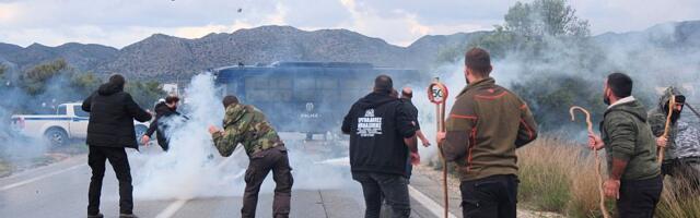 FOTO: Poljoprivrednici u Grčkoj blokirali puteve, granične prelaze i aerodrome, sukobi s policijom