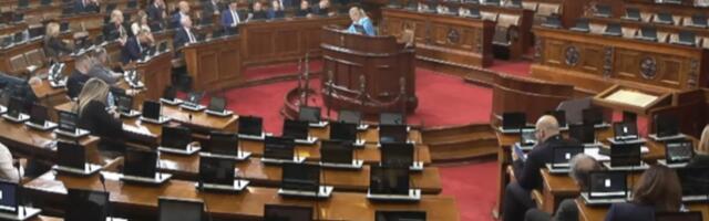 ŽUSTRA POLEMIKA U SKUPŠTINI "Zar želite srpsku decu u stroju?"