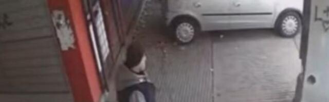 Pojavili se NOVI SNIMCI napadača koji je izbo baku pred unukom (VIDEO)