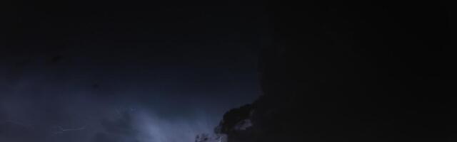 Grom udario u najvišu zgradu na svetu: Snažno nevreme pogodilo Dubai, strašan snimak se širi mrežama (VIDEO)