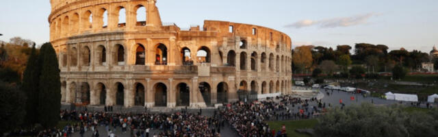 Папа Лав лично носи крст кроз свих 14 станица у Колосеуму