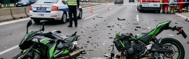 MOTOCIKL PREPOLOVLJEN, DVOJICA MALOLETNIKA TEŠKO POVREĐENA! Stravičan sudar u Novom Pazaru! (FOTO)