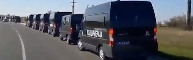 NAPETO U OBRENOVCU! OGROMNA KOLONA VOZILA ŽANDARMERIJE NA ULAZU U OVU OPŠTINU, zbog migranata pojačane bezbednosne snage! (VIDEO)