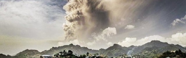 Oko 20.000 stanovnika raseljeno je sa karipskog ostrva St Vincent nakon niza ogromnih erupcija vulkana (FOTO)