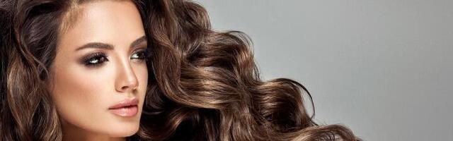 Trik da ispravite kosu bez pegle i feniranja (VIDEO)