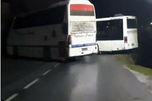 Северни део Косова и Метохије и даље блокиран, на барикадама мирно