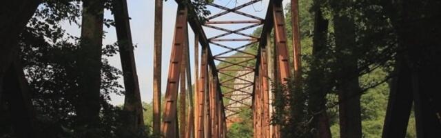 MOST SVAKOG TRENUTKA PRETI DA SE SRUŠI, GRAĐANI UPOZORENI! Strogo zabranjeno kretanje po njemu, OPASNO JE! (FOTO)