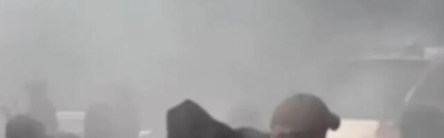 POTPUNI HAOS U HOLANDIJI Brutalna tuča navijača i policije, zapaljen i automobil (VIDEO)