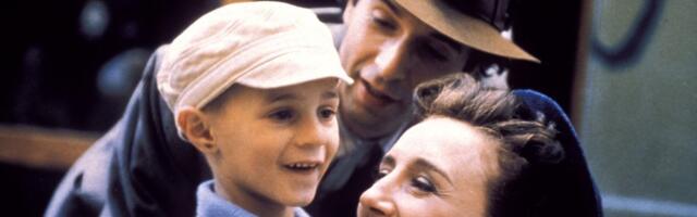 Kako izgleda mališan iz filma "Život je lep": Od nevinog dečaka do fatalnog zavodnika, ne bavi se SAMO glumom