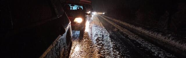 Porodice sa decom zarobljene na -18°C! Čekaju u koloni dugoj 85 kilometara, ponestaje im svega
