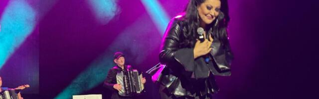 DVE LEGENDE NARODNE MUZIKE, JEDNA SCENA: Dragana Mirković specijalna gošća na koncertu Lepe Lukić : Ona je boginja (VIDEO)