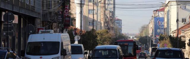 Šok prizor u centru Niša: Nekoliko konja SAMOSTALNO prošetalo centrom grada, bar jedan vuče KONOPAC