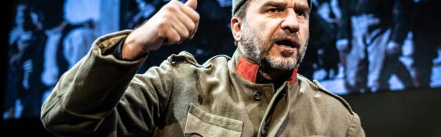 Nenad Jezdić s pozornice tokom predstave "Knjiga o Milutinu" doviknuo muškarcu u publici: "Skloni to iz ruke!"