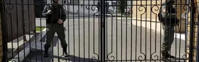 BOLUJE OD DEPRESIJE, KORISTI TERAPIJU: Prvi detalji o dečaku sa CRNOM MASKOM koji je nožem u školi napao UČENICE!