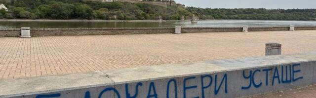 Kej u Novom Sadu ponovo išaran parolama protiv studenata: Na bedemu kod Spomenika žrtvama racije sramotni grafiti mržnje