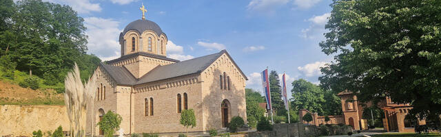 Manastiri u zlatu, sela u blatu