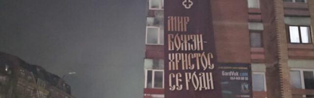 Severna Mitrovica: Policija vratila transparent „Mir Božji, Hristos se rodi“, koji je odmah postavljen