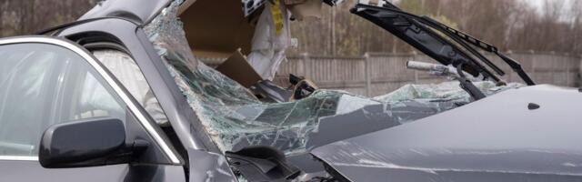 Bežali od policije, pa se kolima zakucali u ogradu: Dvojica 13-godišnjaka završila u bolnici, snimak je jeziv