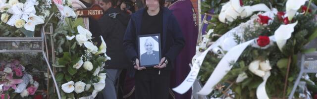 SAHRANJENA TATJANA JEČMENICA: Na večni počinak ispraćena uz tamburaše i omiljenu pesmu, suze i jecaji na Gradskom groblju (FOTO)