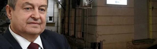 EVO KAKVO JE STANJE ISPRED KLINIKE U KOJOJ JE SMEŠTEN DAČIĆ! Evo ko je sve posetio ministra u bolnici! (FOTO)