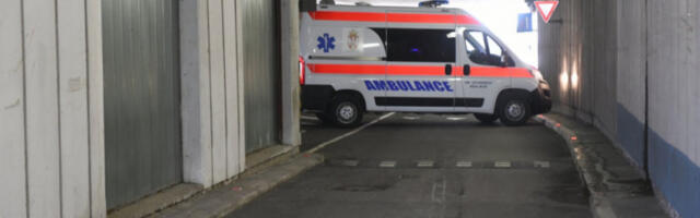 DEVOJKA PALA SA 20 METARA VISINE! Primljena na VMA u teškom stanju!