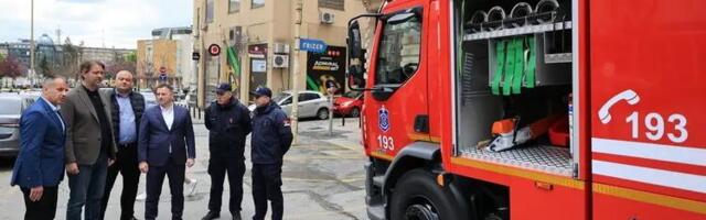 KRAGUJEVAČKI VATROGASCI SE DOBRO OPREMILI: Pogledajte novo specijalno vozilo – DAF, cisternu kapaciteta 7.000 litara (FOTO)