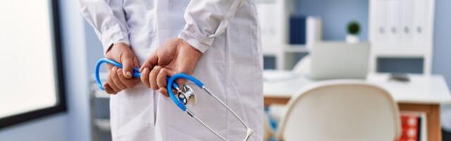 OTKRIVEN U HRVATSKOJ Doktor slikao devojčice pod anestezijom