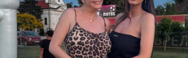 17 GODINA SE BORILA ZA POTOMSTVO, SAD ČEKA BLIZANCE Pevačica pokazala svoj trudnički stomak, pozira u uskoj tigrastoj haljini: Izraz lica sve govori (FOTO)