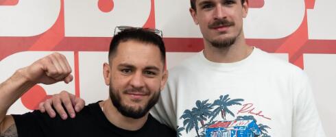 SRPSKI MMA BORCI POSETILI KK CRVENA ZVEZDA PRED SPEKTAKL U ARENI! Jedan košarkaš crveno-belih je bio posebno raspoložen, pogledajte ove fotke pred LUDNICU!