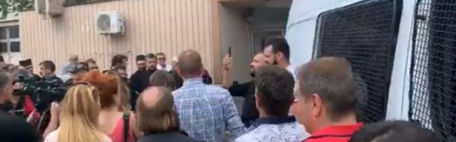 (VIDEO) DRAMA U PODGORICI, NAROD POKUŠAO DA SPREČI SPROVOĐENJE OCA ĆALIĆA U TUŽILAŠTVO! Svešteniku određen pritvor od 72 sata!