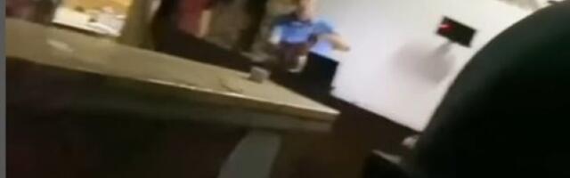 HAOS NA BAZENU NA LEDINAMA! Pomahnitala devojka izazvala masovnu tuču, SKINULA KUPAĆI i gađala ljude čašama! (VIDEO)