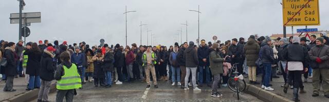 Protestne blokade u Srbiji danas traju 29 minuta: Novosadski studenti na Varadinskom mostu (FOTO)