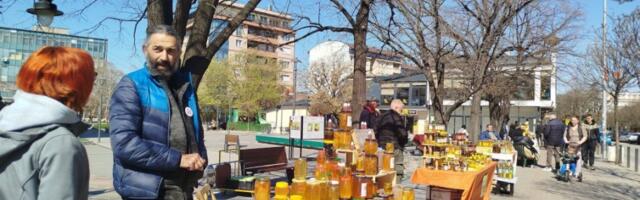 MEDNI DAN U PARAĆINU: Nema ukusnih mladenčića bez meda (FOTO)