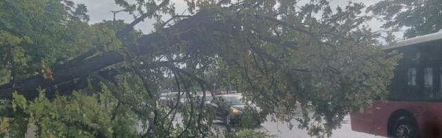 Mladić teško povređen u nevremenu: Na njega pao KROV