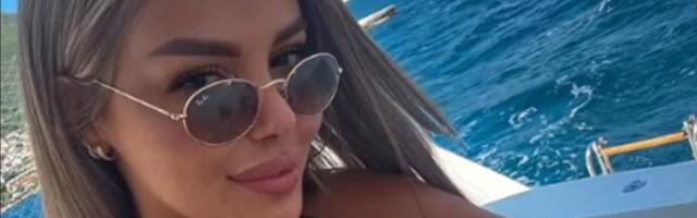 Najstarija SESTRA RODIĆ POZIRALA NA JAHTI, PROREZ na DEKOLTEU DIGAO BURU NA MREŽAMA, a evo šta jede kako bi održala zavidnu figuru (FOTO)