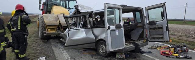 KOMBI SE ZABIO U VALJAK, ČETVORO NA MESTU OSTALI MRTVI: Horor scene na putu posle sudara kod Iriga, vozilo POTPUNO ZGUŽVANO (FOTO/VIDEO)