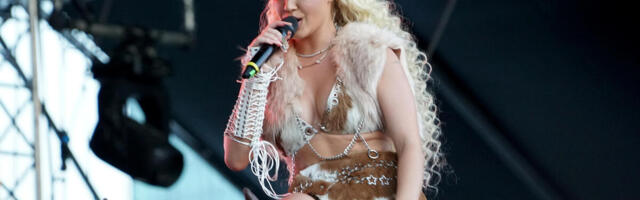 Ne sem da nastupa, sa se slika... Poznatoj pevačici dečko udario opasnu zabranu, morala da se promeni iz korena!