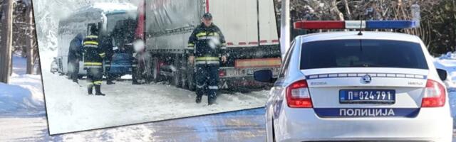 Udes na putu Užice - Bajina Bašta: Sudarili se šleper i autobus