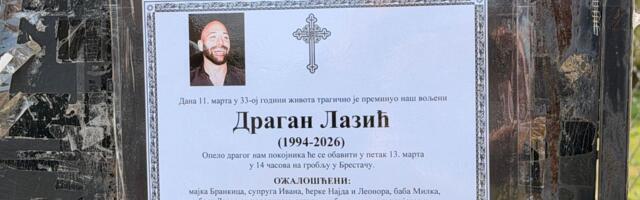 Umrlica Dragana Lazića postavljena na kapiju, na njoj bolna poruka najdražih: Evo kada i gde će biti sahranjen
