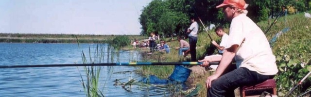VODE SVE MANjE, RIBA IZUMIRE: Alarmantna situacija na ribolovačkom jezeru u Čonoplji, nadomak Sombora
