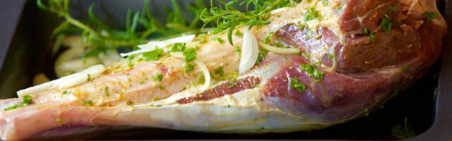 Spolja hrskav, a iznutra mekan: Jagnjeći but – idealan uskršnji ručak uz omiljeni prilog svih Srba